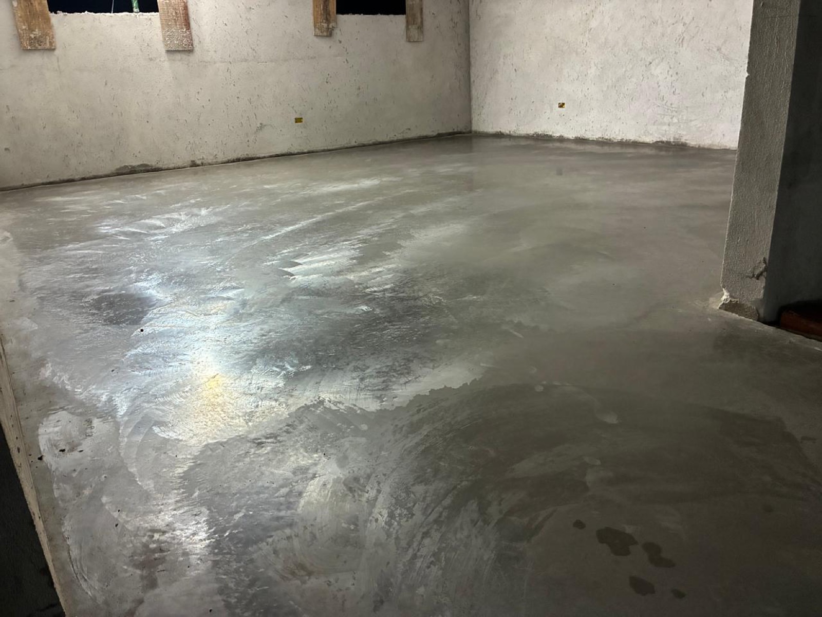 piso de concreto polido refletindo a luz, em galpão