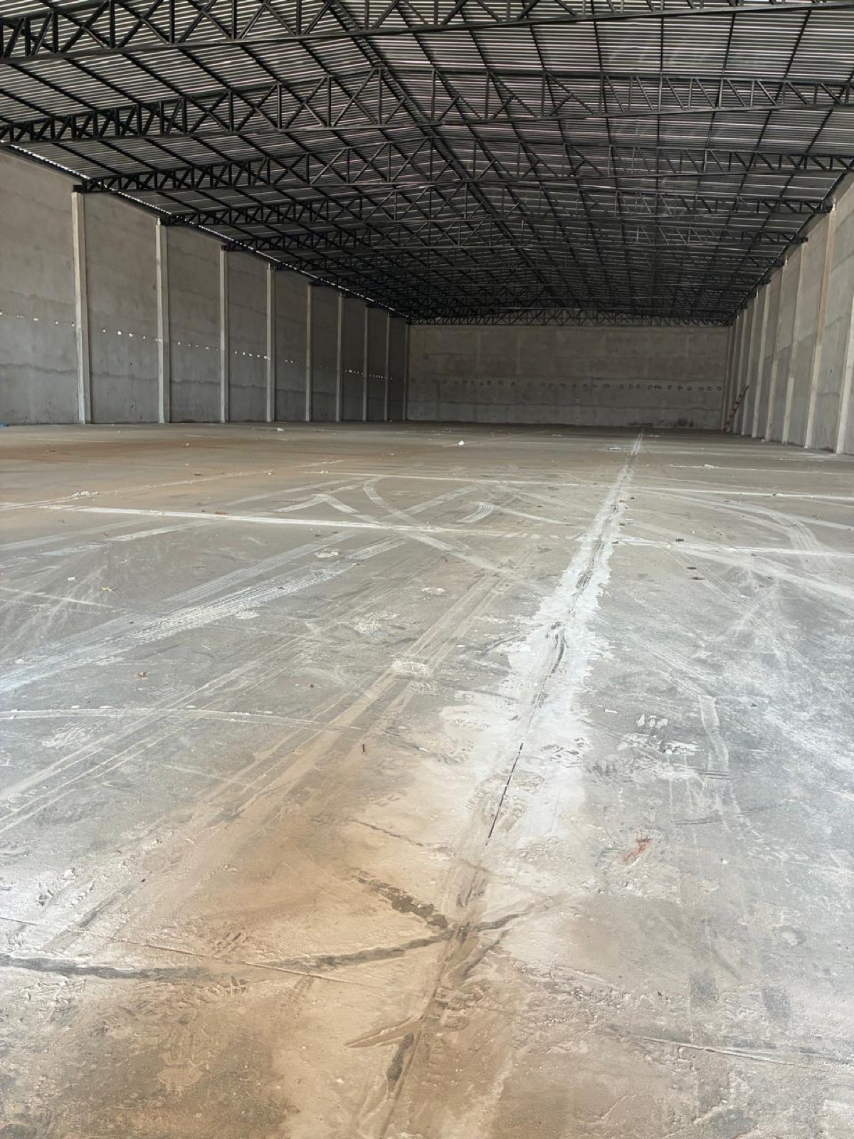 piso de concreto industrial pronto em galpão, com junta serrada, executado pela Brito e Pauluci em Maringá
