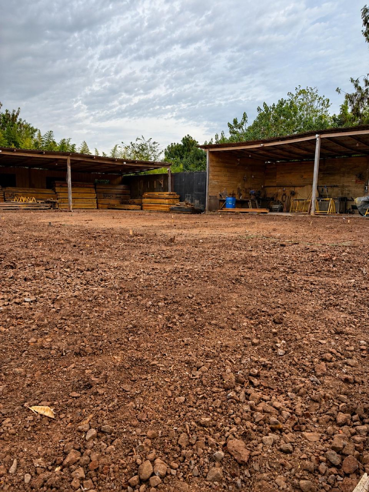 terreno bruto antes da preparação da base do piso industrial
